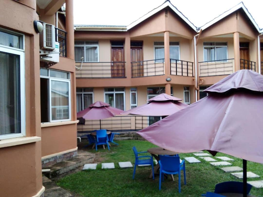 Westcliff Hotel Lira Buitenkant foto